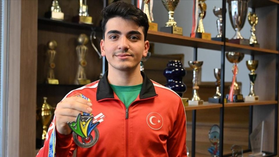 Dünya ikincisi badmintoncu Furkan Büyükgöze gözünü Deaflimpik Oyunları’na çevirdi