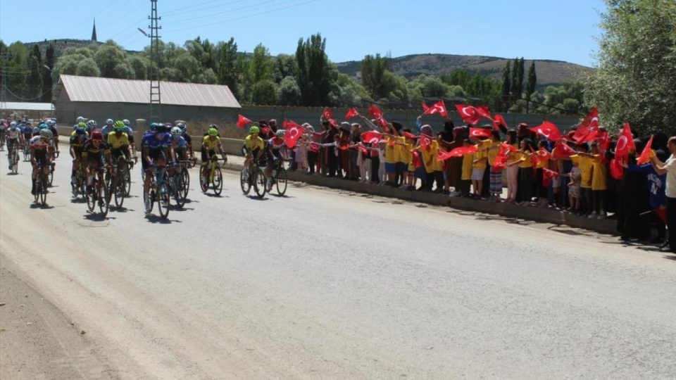 100. Yıl Cumhuriyet Bisiklet Turu’na katılan sporcular Tokat’tan geçti