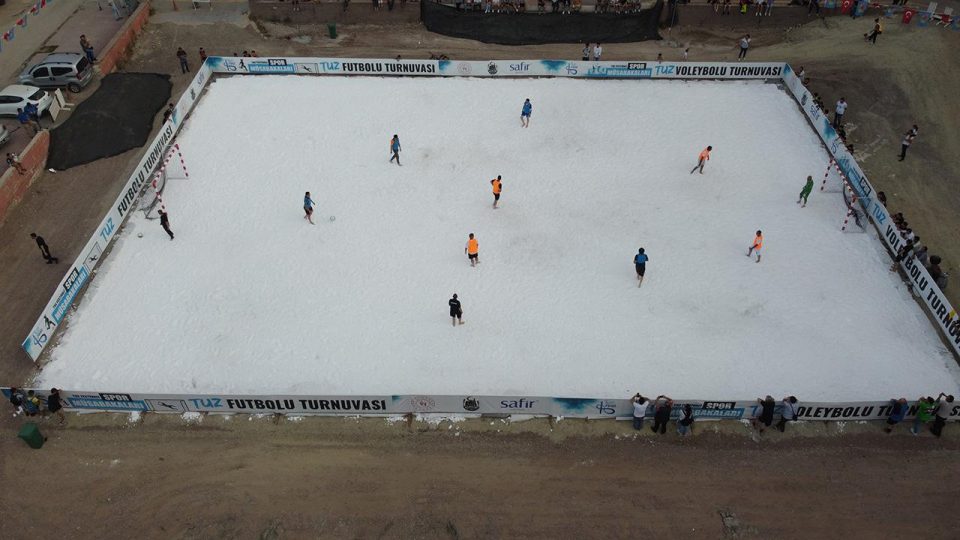 Çankırı’da tuzdan sahada futbol maçı yaptılar