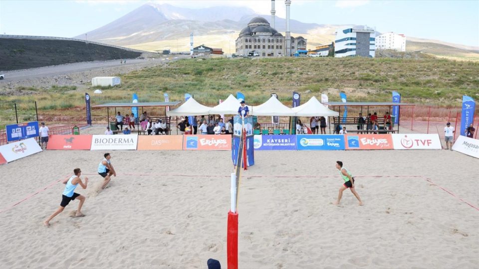 Erciyes’te plaj voleybolu turnuvası devam ediyor