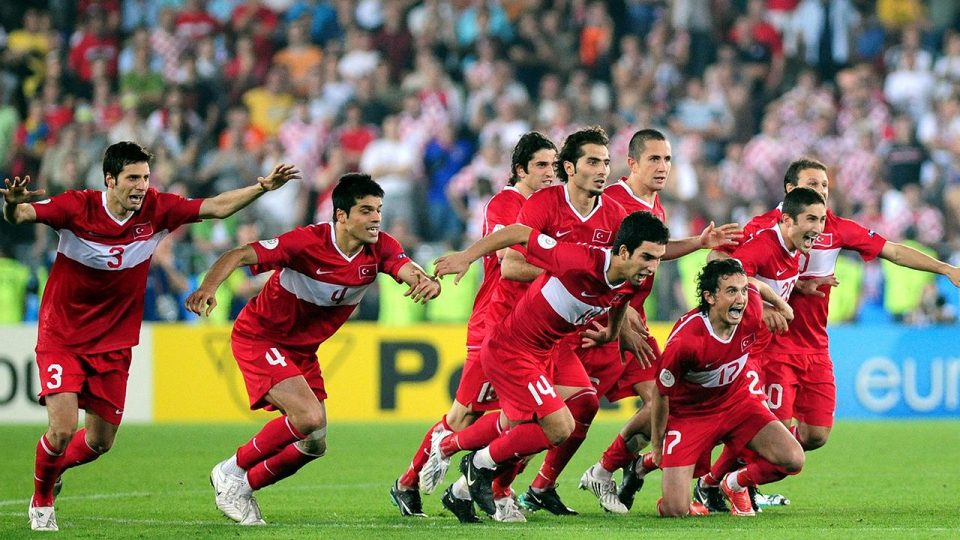 EURO 2008’deki Türkiye-İsviçre maçının oyuncularında depremzedeler yararına maç