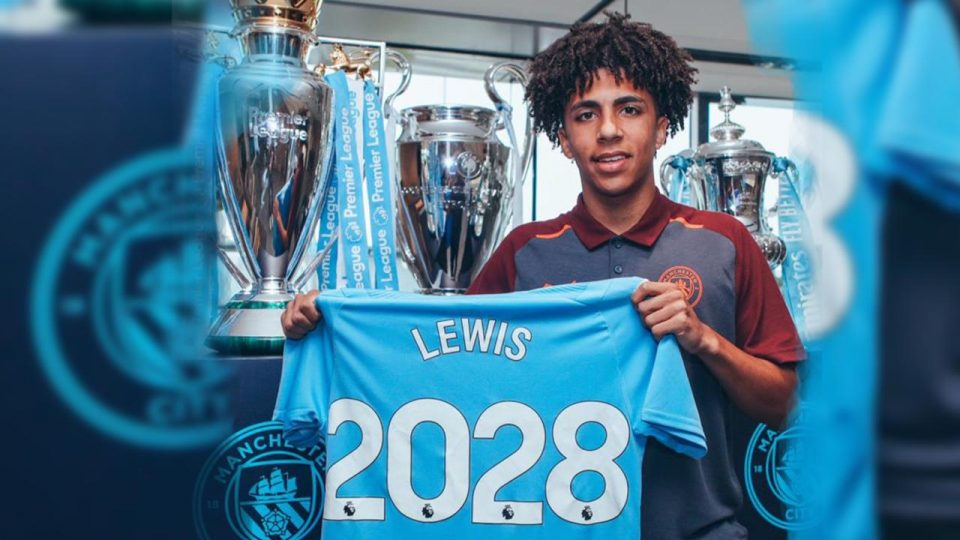 Manchester City Rico Lewis’in sözleşmesini 2028 yılına kadar uzattı