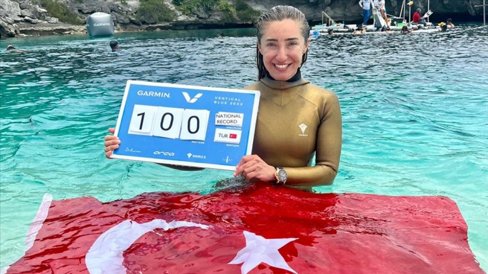 Milli sporcu Şahika Ercümen 100 metrede Türkiye rekoru kırdı