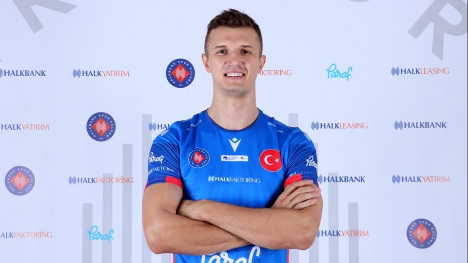 Milli voleybolcu Mert Matic yeni sezonda da Halkbank forması giyecek