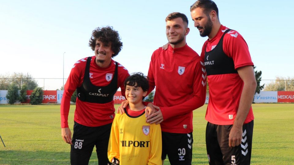 Her gün el salladığı takım otobüsü durunca dünyalar onun oldu