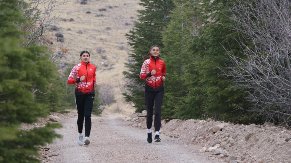 Şampiyon atletler olimpiyat kotası için patika yollarda güç depoluyor