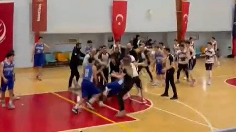 Basket sahası boks ringine döndü: 1 oyuncu yaralandı