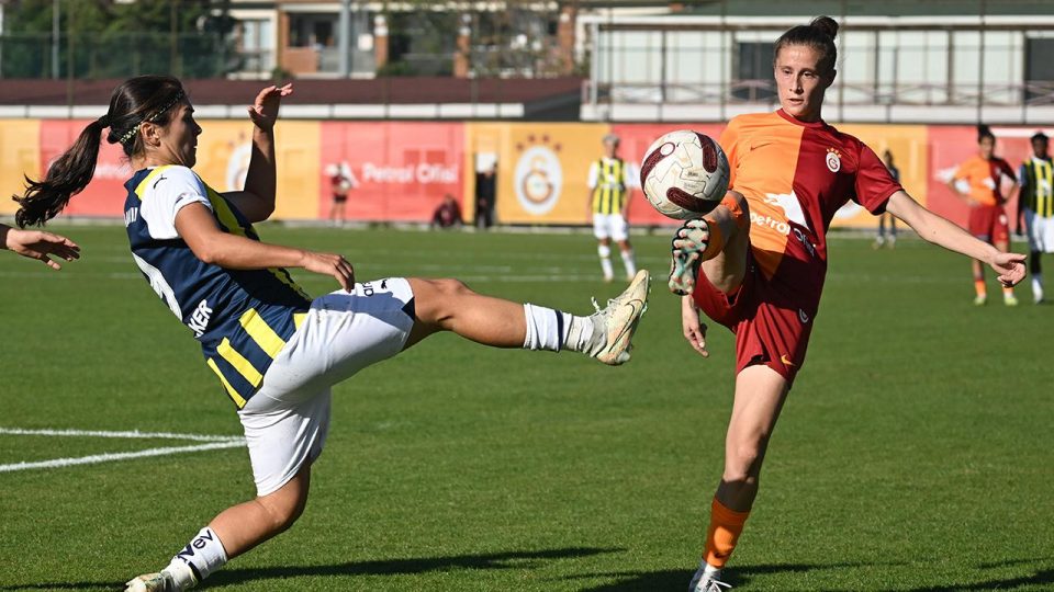 Fenerbahçe ve Galatasaray rekabeti kadın futbolunda da sürüyor