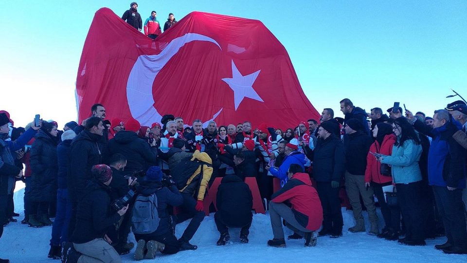 Sarıkamış’ta şehitler için yapılan “Kardan Heykeller’in” açılışı gerçekleştirildi